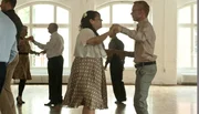 Merals Vater sieht Meral (Sara Fazilat) beim Tanzen zu.