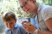 EinsPlus LEBEN!, "Mutter mit 15", am Sonntag (12.10.14) um 22:15 Uhr.
Kristin und Maleika sind beide mit 15 Mutter geworden. Ihr Alltag ist nicht einfach: Sie wechseln Windeln, lernen für die Schule und versuchen, als Teenager nicht zu kurz zu kommen.
Kristin mit ihrem Sohn