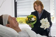 Dr. Eva Maria Prohacek (Senta Berger) besucht André Langner (Rudolf Krause), der nach einer Auseinandersetzung mit Jugendlichen im Krankenhaus liegt.