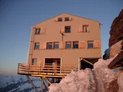 Eng an den Berg geschmiegt liegt hoch über dem Gletscher auf 3.650 Metern die Mönchsjochhütte.