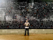 Detlef in Montmartre vor der Wand der Liebe.