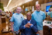 Sir Trevor McDonald mit den Häftlingen Rick Pearish (l.) und John Serwatka (r.). Beide Insassen arbeiten im Friseursalon.