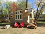 Tiny House Hunters Season3 EP Colorado Couple Goes Tiny, Tiny House Hunters Staffel3 EP Tierheim
Homebuyers, Chris and Heather with realtor, Dot ready to tour this tiny industrial house. Located in Aurora, CO, as seen on Tiny House Hunters.