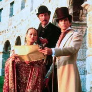 Prinzessin Aouda (Julia Nickson) und der Diener Passepartout (Eric Idle) unterstützen Phileas Fogg (Pierce Brosnan, re.) und dessen abenteuerliche Wette.