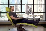 Ergonomische Arbeitsplätze können Haltungsschäden vorbeugen.