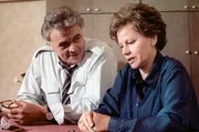 Der Schuldirektor (Dietrich Körner) und Barbaras Klassenlehrerin Frau Laube (Gudrun Ritter) diskutieren den Fall des jungen Liebespaares.