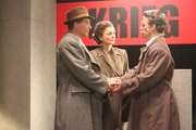 Hannah Arendt (Elsa Hanewinkel) bei der Emigration mit ihrem Mann (Volkert Milster, links) und Walter Benjamin (Jochen Strothoff).