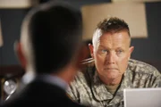 General Felts (Robert Patrick) betrachtet den Tod des Soldaten als eine Armeeangelegenheit und wünscht nicht, dass die Polizei auf seinem Stützpunkt ermittelt.