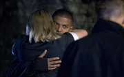 Im letzten Moment gelingt es "Dem Doktor" und Rose (Billie Piper, l.) mit Mickeys (Noel Clarke, M.) Hilfe, der sich einmal mehr als rettender Held in letzter Sekunde erweist, Lumic zu stoppen und London zu retten. Doch es sind noch viele Cybermen Fabriken über die ganze Welt verstreut ...