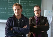 Franz Kappl (Maximilian Brückner l.) und Stefan Deininger (Gregor Weber) befragen die Mitschüler des toten Jungen.