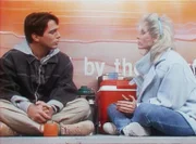 Tony (Tony Danza, l.) sitzt schon seit Stunden auf einer Plakatwand, um Spenden für die Elternvereinigung zu sammeln. Angela (Judith Light, r.) will ihm eigentlich nur einen Kurzbesuch abstatten.