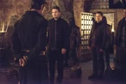 (v.l.): Ra's al Ghul (Matthew Nable), Oliver Queen (Stephen Amell), Malcolm Merlyn (John Barrowman) und John Diggle (David Ramsey)