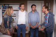 Adam (Lucas Gregorowicz, 2.v.r.) ist überzeugt, dass Katjas (Tina Amon Amonsen) nervöse Ticks darauf zurückzuführen sind, dass sie sich im Versteckspiel zwischen Leo (Marc Ben Puch, r.) und Jörg (Matthias Lier) aufreibt und organisiert eine 'Konfrontationstherapie'.