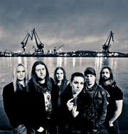 Amaranthe macht einen hybriden Sound aus Eurodance und jaulendem Power Metal, der bei echten Hardcorefans auf Unverständnis, beim breiten Publikum aber auf helle Begeisterung stößt.