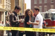 Don Flack (Eddie Cahill, l.) und Stella Bonasera (Melina Kanakaredes) kommen Detective Mac Taylor (Gary Sinise) zur Hilfe. Er wurde Zeuge einer tödlichen Schießerei.