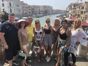 (v.l.n.r.) Wülli; unbekannt; Lugner; unbekannt; Simona; Sonja; Nina; Dani