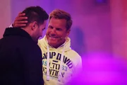 Jurymitglied Dieter Bohlen begrüsst Menderes Bagci (l.) bei der Event-Show im Kloster Eberbach. Verwendung der Bilder für Online-Medien ausschließlich mit folgender Verlinkung:'Alle Infos zu 'Deutschland sucht den Superstar' im Special bei RTL.de: http://www.rtl.de/cms/sendungen/superstar.html