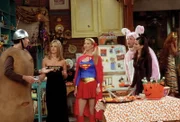 (v.l.n.r.) Ross (David Schwimmer), Rachel (Jennifer Aniston), Phoebe (Lisa Kudrow), Chandler (Matthew Perry) und Monica (Courteney Cox) haben sich für ihre Halloween-Party die originellsten Kostümierungen ausgedacht.