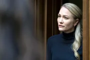 Dr. Nicole Keller (Sarah Wynter)