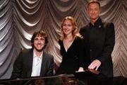 Am Abend des Valentinstags werden Christine Whitney (Megan Dodds) und Mac Taylor (Gary Sinise, r.) von Sänger Josh Groban unterhalten.