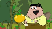 Kurt poliert die preisgekrönte goldene Tomate von Rosalind, damit sie weiterhin schön glänzt.