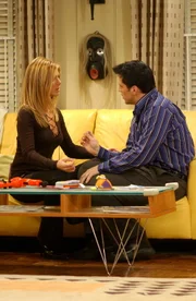 Nach jahrelanger Freundschaft fällt es Joey (Matt LeBlanc, r.) und Rachel (Jennifer Aniston, l.) nicht leicht, sich wie ein Liebespaar zu benehmen - obwohl sie sich wirklich lieben ...