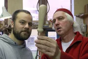 NDR Fernsehen VON MEISTERHAND - TRADITIONSBERUFE SUCHEN NACHWUCHS, "Der Drechsler", am Montag (07.01.13) um 21:00 Uhr.
Meister Egü Holst und Praktikant Niko Kilian begugtachten eine Arbeit des Praktikanten Niko.