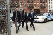 Dominick "Sonny" Carisi (Peter Scanavino, l.), Olivia Benson (Mariska Hargitay) und Nick Amaro (Danny Pino) ermitteln in einem Fall von Kindesentführung.