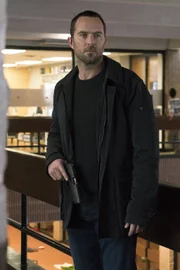 Gerade erst hat sich Weller (Sullivan Stapleton) mit seinem schwerkranken Vater ausgesöhnt, da muss er auch schon einem blutjungen Amokläufer den Garaus machen ...