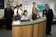 V. li. n. re.: Ryan (B. J. Novak), Jim (John Krasinski), Pam (Jenna Fischer), Dwight (Rainn Wilson) und Michael (Steve Carell).