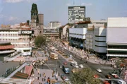RUNDFUNK BERLIN-BRANDENBURG Am 3. November 2018 startet die erste Staffel der neuen rbb-Sendereihe "Berlin – Schicksalsjahre einer Stadt" auf prominentem Sendeplatz samstags um 20.15 Uhr. Der rbb dokumentiert in einer bislang nie dagewesenen Größenordnung die Geschichte der Stadt Berlin ab 1961 im ständigen Gegenschnitt als doppelten Blick auf West- und Ostberlin. Eine Berlin-Chronik der Superlative: 30 mal 90 Minuten, Jahr für Jahr erzählt, von 1961, dem Jahr des Mauerbaus, bis 1990, dem Jahr der Wiedervereinigung, ausgestrahlt in drei Staffeln. - Die Kreuzung Kurfürstendamm/Joachimsthaler Straße mit Blick zur Kaiser-Wilhelm-Gedächtniskirche und Europa-Center um 1970 © rbb/akg-images, honorarfrei - Verwendung gemäß der AGB im engen inhaltlichen, redaktionellen Zusammenhang mit genannter rbb-Sendung und bei Nennung "Bild: rbb/akg-images" (S2). rbb Presse & Information, Masurenallee 8-14, 14057 Berlin, Tel: 030/97 99 3-12118 oder -12116, pressefoto@rbb-online.de RUNDFUNK BERLIN-BRANDENBURG Am 3. November 2018 startet die erste Staffel der neuen rbb-Sendereihe "Berlin – Schicksalsjahre einer Stadt" auf prominentem Sendeplatz samstags um 20.15 Uhr. Der rbb dokumentiert in einer bislang nie dagewesenen Größenordnung die Geschichte der Stadt Berlin ab 1961 im ständigen Gegenschnitt als doppelten Blick auf West- und Ostberlin. Eine Berlin-Chronik der Superlative: 30 mal 90 Minuten, Jahr für Jahr erzählt, von 1961, dem Jahr des Mauerbaus, bis 1990, dem Jahr der Wiedervereinigung, ausgestrahlt in drei Staffeln. - Die Kreuzung Kurfürstendamm/Joachimsthaler Straße mit Blick zur Kaiser-Wilhelm-Gedächtniskirche und Europa-Center um 1970 © rbb/akg-images, honorarfrei - Verwendung gemäß der AGB im engen inhaltlichen, redaktionellen Zusammenhang mit genannter rbb-Sendung und bei Nennung "Bild: rbb/akg-images" (S2). rbb Presse & Information, Masurenallee 8-14, 14057 Berlin, Tel: 030/97 99 3-12118 oder -12116, pressefoto@rbb-online.de