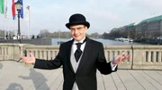 Wigald Boning an der Binnenalster - auch früher für den Schaubuden-Vorspann ein beliebtes Motiv.