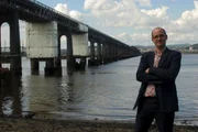 Moderator Prof. Mark Miodownik vor der Tay-Brücke.