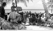 PHOENIX TAUCHFAHRTEN: DIE GEISTERFLOTTE VOM BIKINI-ATOLL, am Mittwoch (19.11.14) um 20:15 Uhr.
Die Evakuierung der 167 Inselbewohner von Bikini war der Anfang eines von vorne bis hinten durchinszenierten Medienevents.