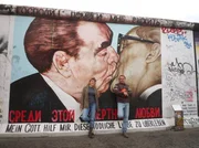 PHOENIX GEH DOCH NACH DRÜBEN !, "Wo lag das bessere Deutschland?", am Sonntag (19.04.15) um 20:15 Uhr.
Die Schauspieler Lara Mandoki und Constantin von Jascheroff an der East Side Gallery in Berlin.