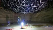 7.000 Quadratkilometer groß ist das tiefstgelegene Labor der Welt. In knapp zwei Kilometern Tiefe suchen die Forscher nach Neutrinos, winzige Partikel kosmischen Ursprungs.