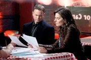 Gary Sinise (Det. Mac Taylor), Sela Ward (Det. Jo Danville).