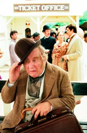 Detektiv Wilbur Fix (Peter Ustinov) hat sich entschlossen an die Fersen von Fogg geheftet.