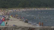 Urlauber haben den zu DDR-Zeiten gesperrten Strand längst wieder zurückerobert.