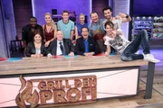 V.l.: Koch-Profi Nelson Müller, Miriam Höller, Damian Hardung, Moderatorin Ruth Moschner, Koch-Coach Sebastian Lege, Andreas Ehrlich (hinten), Jurymitglied Maria Groß, Jurymitglied Reiner Calmund, Jurymitglied Gerhard Retter und Christian Ehrlich (vorne)