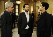 Sergeant Munch (Richard Belzer, l.) und Nick Amaro (Danny Pino, r.) beschäftigen sich mit einem verzwickten Fall: Auf einem Konzert wird ein Mädchen Opfer eines sexuellen Übergriffs. Der Sicherheitsmann Frank Patterson (Eion Bailey) wird Zeuge der Tat und behauptet, er habe versucht dem Mädchen zu helfen. Doch sie hingegen sagt, er gehört zu dem Kreis der Täter. Was hat sich auf dem Konzert wirklich zugetragen?