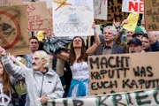 Angelina Winkler (Victoria Sordo) hat Hauptkommissar Leitmayr (Udo Wachtveitl) überredet, an einer Demo gegen die Verschandelung des Westends teilzunehmen.