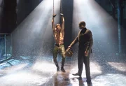 Oliver Queen (Stephen Amell, l.) und John Diggle (David Ramsey)