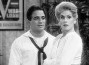 Tony (Tony Danza, l.) und Angela (Judith Light, r.) lassen eine Szene Revue passieren, die sich vor 46 Jahren zutrug.