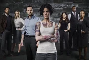 (1. Staffel) - Als eines Tages Jane Doe (Jaimie Alexander, M.) mitten auf dem Times Square nackt aufwacht, ohne sich an irgendwas erinnern zu können, aber mit Tattoos übersäht, beginnt für Kurt Weller (Sullivan Stapleton, 3.v.l.), Tasha Zapata (Audrey Esparza, 3.v.r.), Edgar Reed (Rob Brown, 2.v.r.), Bethany Mayfair (Marianne Jean-Baptiste, r.), Dr. Borden (Ukweli Roach, l.) und Patterson (Ashley Johnson, 2.v.l.) die Arbeit, um herauszufinden, wer oder was dahinter steckt ...