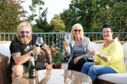 Zu dritt genießen Remo, seine Frau Marietta (M.) und Mutter Uschi Günther das Leben.