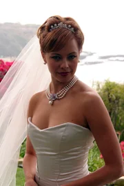 Melinda Clarke (Julie Cooper).