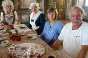 Ein barockes Kaffeekränzchen im Montfort-Schloss Tettnang: Gräfin. Zofe, Moderatorin Annette Krause und Bäcker Seppi Reck.