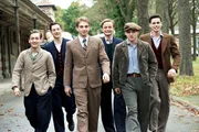 Gemeinsam mit seinen Freunden Philippe Marmissolle (Gauthier Battoue, li.), Bott (Victor Boulenger, 2.v.l.), Roy (Arthur Mazet, 3.v.r.), Montant (Arthur Orcier, 2.v.r.) und Bianchi (Tom Hudson, re.) will Alain (Jules Sadoughi, 3.v.l.) sich der Armee im Untergrund anschließen.