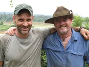 Eine Reise durch den unberührten Urwald: Bergsteiger und Abenteurer Joe Simpson (r.) und Survival-Experte Ed Stafford (l.) erkunden den Dschungel von Myanmar (früher bezichnet als Burma).
